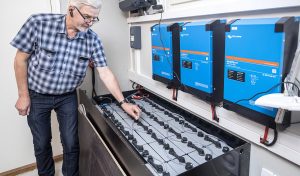 Akuston kokonaiskapasiteetti on noin 47 kWh, mutta hyötykapasiteetti on jonkin verran pienempi. Kesällä sähköä saadaan parhaimmillaan enemmän kuin akustoon ja Teslan akkuun mahtuu.