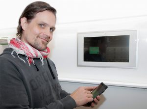 Merilux oy:n markkinointipäällikkö Mikael Sjöblom esittelee KNX-pohjaista sähkölämmityksen ohjausjärjestelmää.