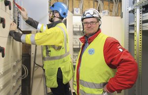 Lahtelaisen LSK Electrics oy:n Mika Petäjämaan mukaan uusia sähköpääkeskuksia on joskus vaikea saada mahtumaan kellaritiloihin, sillä ennen vanhaan sähkökeskukset olivat selvästi nykyistä pienempiä. Vieressä sähköinsinööriksi opiskeleva sähköasentaja Robert Ellmén.